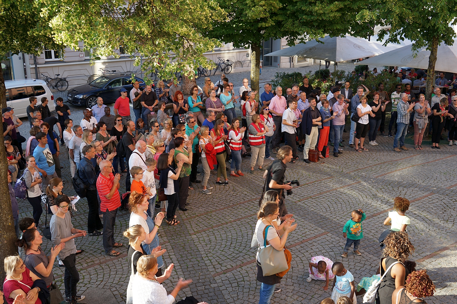 Gegendemonstration vor dem Rathaus