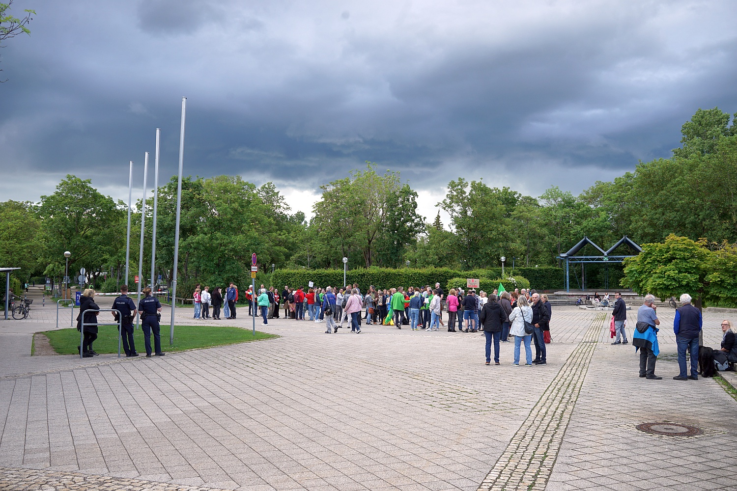 Gegendemo vor dem Freizeitzentrum Gröbenzell