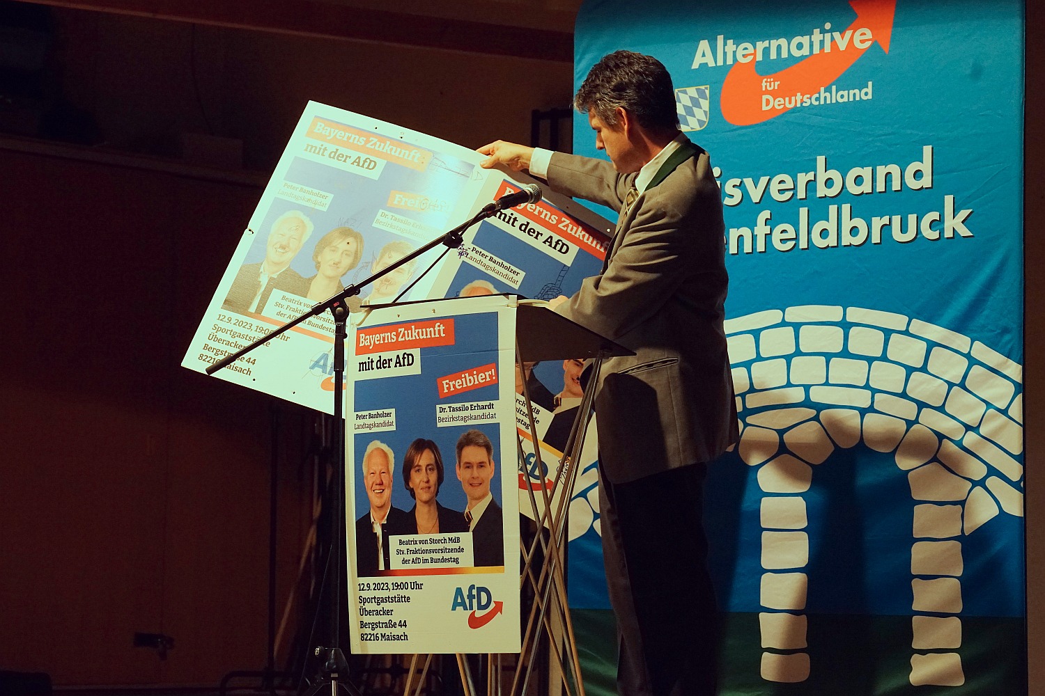 Tassilo Erhardt präsentiert verunstaltete Plakate